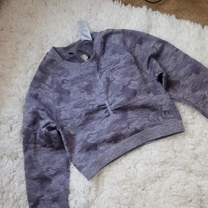 Gymshark purple camouflage crop top. Keyhole in the back. Thumbholes